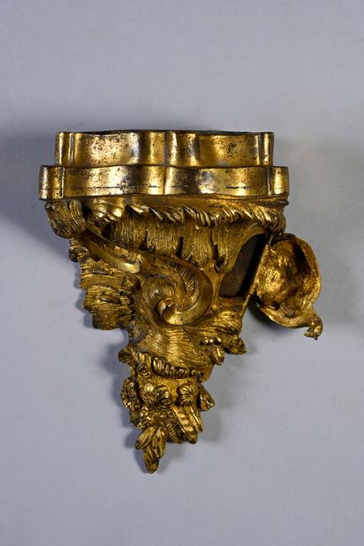 null Rare small bracket in finely chased and gilded bronze with rocaille decoration...