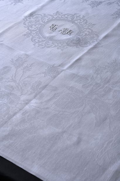 null Sumptuous table service, two tablecloths and twenty-four napkins damask with...