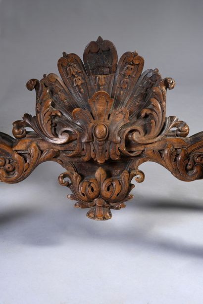 null Two large consoles in walnut with four uprights carved with busts of winged...