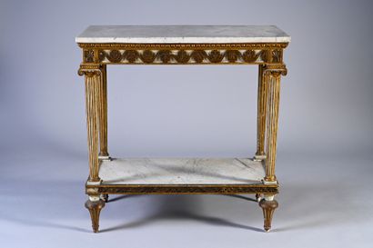 null Table console en bois peint et doré, les montants en colonnes cannelées à chapiteaux...
