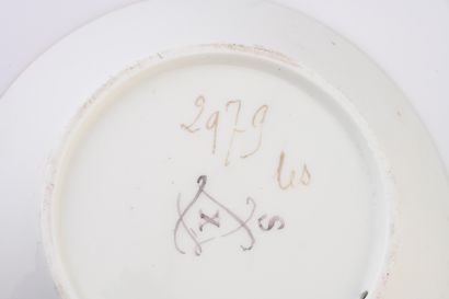 null Sous-tasse en porcelaine de Sèvres du XVIIIe siècle
Marques en manganèse aux...