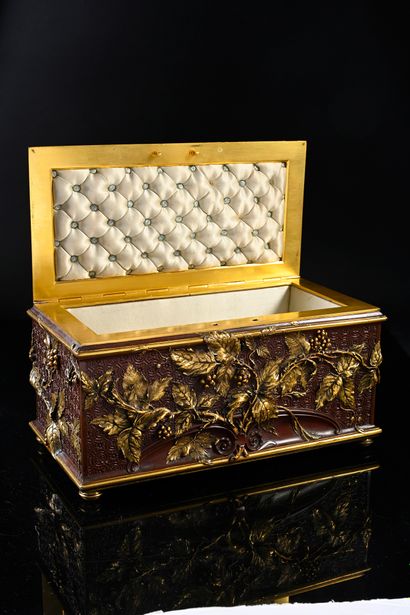 null Important ormolu jewelry box with a red patina and chased in high relief with...