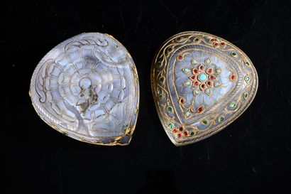 null Covered box in agate jaspered in the shape of heart lid decorated with a stylized...