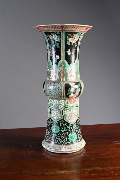 null Vase GU en porcelaine de Chine à décor d'émaux de la famille verte sur fond...