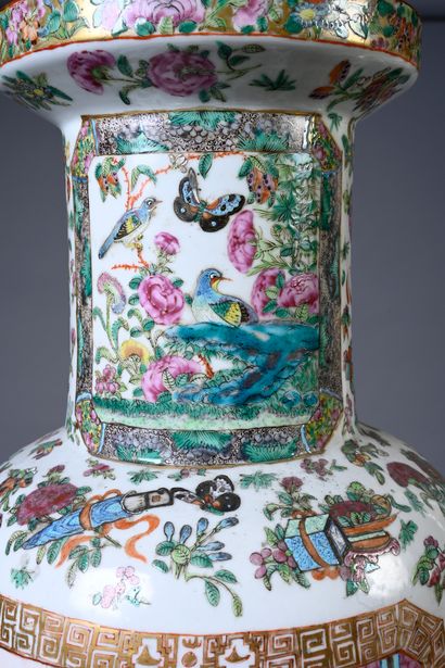 null Deux grands vases balustre formant pendant en porcelaine de Chine à décor d'émaux...