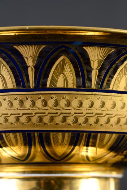 null Coupe sur piédouche en porcelaine de Paris (Schoelcher) du début du XIXe siècle
Porte...