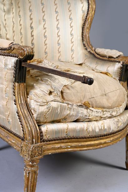 null Important gondola armchair in molded and gilded beech, resting on four fluted...