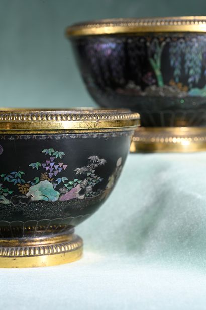 null Pair of bowls mounted in gilt bronze, black lacquer and mother-of-pearl burgau...