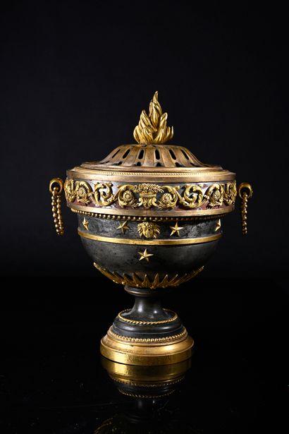 null Rare vase couvert formant pot-pourri en acier et bronze ciselé et doré, il repose...