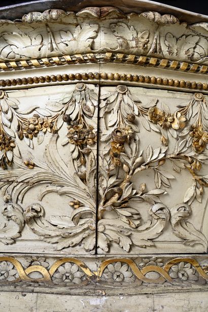 null Exceptional sideboard opening with two large leaves in richly carved wood and...