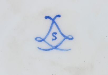 null Assiette « gaufrée » en porcelaine de Sèvres du
XVIIIe siècle
Marque en bleu...