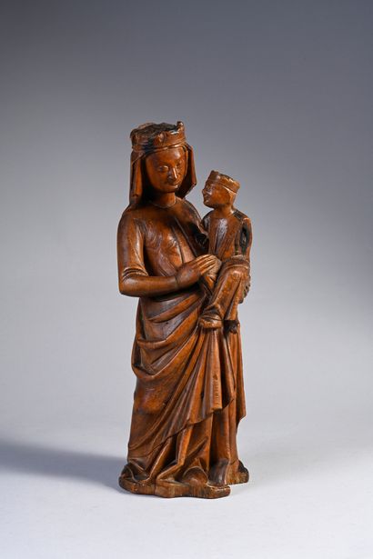 Vierge à l'Enfant en buis sculpté en ronde-bosse...