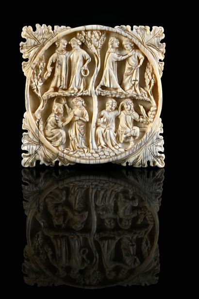 Valve de miroir en ivoire sculpté en bas-relief...
