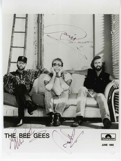 null THE BEE GEES : Groupe musical britannique légendaire qui détient le record de...
