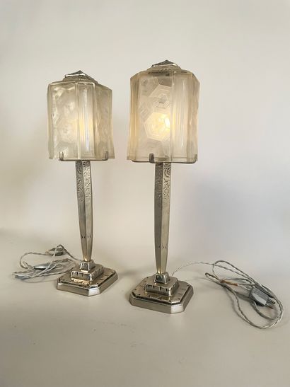 null MAURICE CHEVALIER (1889/1971): Une suite de deux lampes originales, en métal...