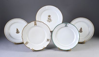null Lot de cinq assiettes en porcelaine dure, 1- en porcelaine de Sèvres du service...