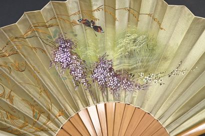 null Two fans, Europe, circa 1890
The leaves are made of fabric, with a painted decoration...