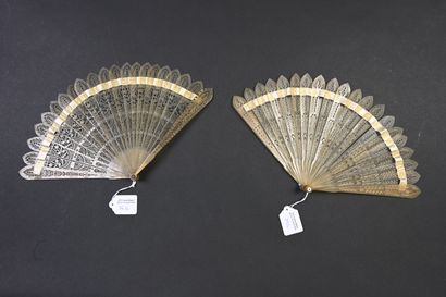 null Four fans, Europe, circa 1820
Two in bone, two in horn.
(accidents, ribbons...