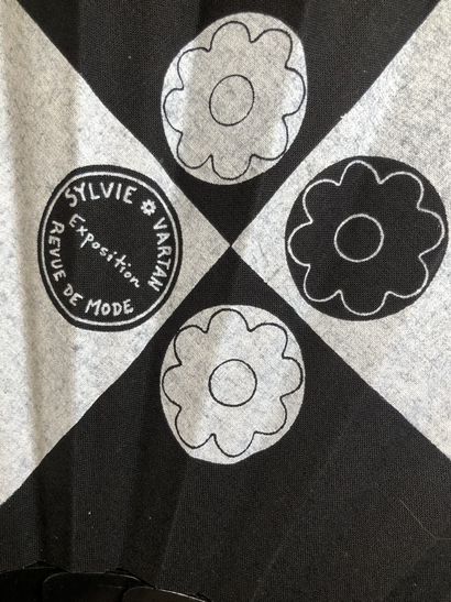 null Sylvie Vartan, France, circa 2004
Folded fan, the fabric sheet printed in black...