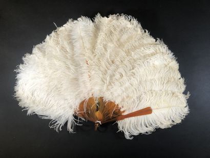 null Plumes d’autruches, Europe, vers 1880
Éventail en plumes d’autruches blanches.
Monture...