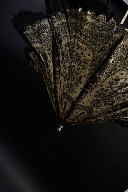 null Parasol, Europe, circa 1860
Black bobbin lace, lined with cream silk.
Carved...