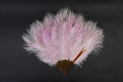 null Plumes roses, Europe, vers 1920
Éventail en plumes d’autruches teintées rose,...