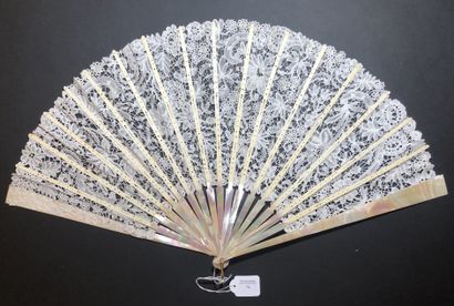 null White lace, Europe, circa 1890
Folded fan, the sheet of white bobbin lace decorated...