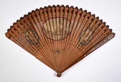 null Les amours musiciens, Europe, vers 1790 
Éventail de type brisé en bois repercé,...