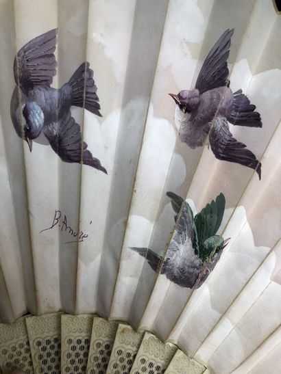null Oiseaux, Europe, vers 1880
Deux éventails
*L’un la feuille en soie peinte d’oiseaux...