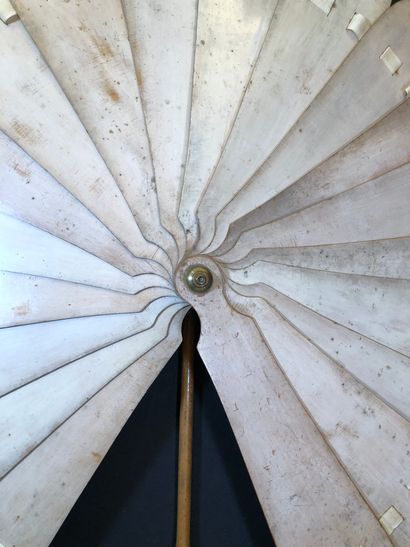 null Fan-shaped umbrella. Europe, around 1880
Palmettes in white painted wood, with...