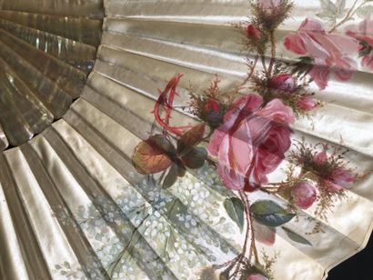 null Roses et lilas, Europe, vers 1890
Éventail plié, la feuille en satin crème peinte...