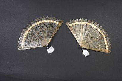 null Four fans, Europe, circa 1820
Two in bone, two in horn.
(accidents, ribbons...