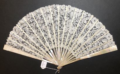 null White lace, Europe, circa 1890
Folded fan, the sheet of white bobbin lace decorated...