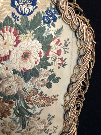 null Bouquet, Europe, vers 1880
Écran à main en soie brochée à décor d’un riche bouquet...