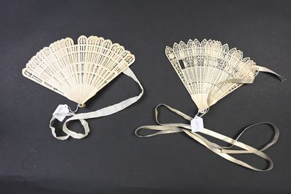 null Four fans, Europe, circa 1820
Two in bone, two in horn.
(accidents, ribbons...