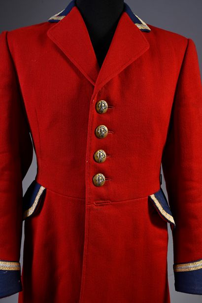 null Tenue de vénerie du rallye Bonnelles, en drap rouge, parements, poches et col...