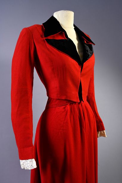 null Deux tenues d'amazone à jupe longue en drap de laine rouge à col de velours...