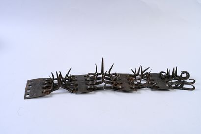 null Dog collar against wolves, articulated in iron with spikes.
20th century.