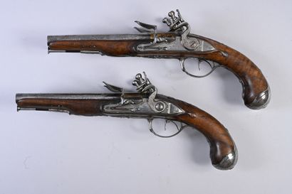 null Pair of pistols of venery.
Double barrel in table, flat body and flint lock,...