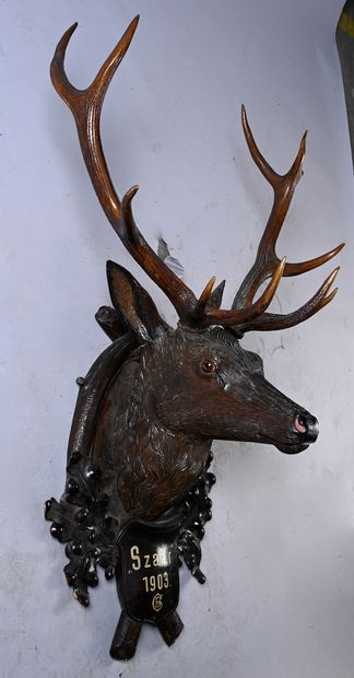 null Trophée présentant une tête de cerf à dix corps en bois sculpté et polychromé...