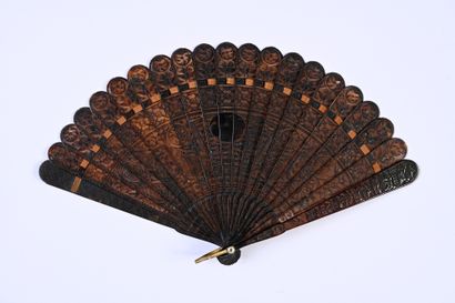 Écaille brune, Chine, XIXe siècle
Éventail...