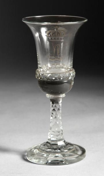 null Service de table du roi Louis XVIII. Verre à vin blanc en cristal, gravé au...
