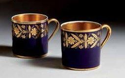 SEVRES Service pour la table du roi Louis-Philippe. Paire de tasses à café en porcelaine...