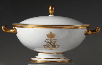 SEVRES Service de table de l'Empereur Napoléon III. Ecuelle Boizot à bouillon en...