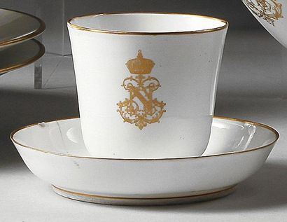 SEVRES Service de table de l'Empereur Napoléon III. Tasse à café de forme Peyre et...