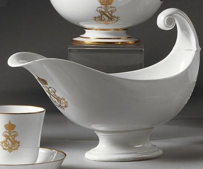SEVRES Service de table de l'empereur Napoléon III. Saucière forme lampe en porcelaine...