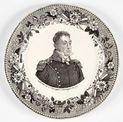 Marquis de La Fayette (1757-1834) Assiette en faïence fine de Choisy, à décor central...