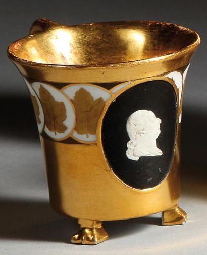 null Belle tasse en porcelaine dure entièrement dorée, à décor central d'un médaillon...