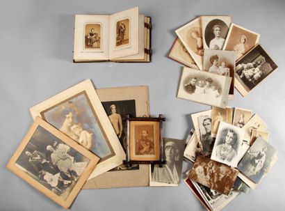 Belgique Ensemble de 7 portraits photographiques, représentant: le roi Léopold II,...