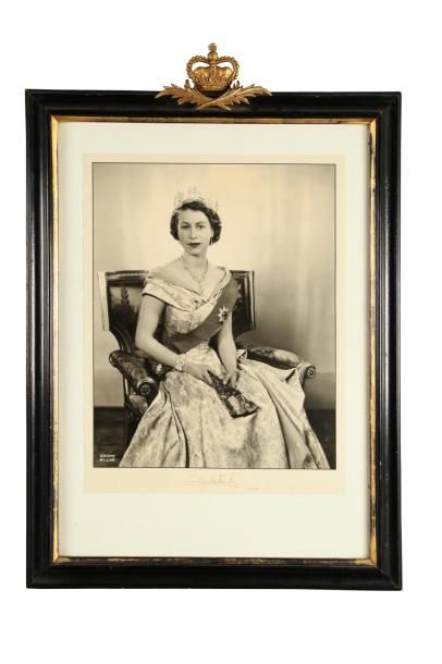 Grande-Bretagne Reine Elisabeth II. Portrait photographique ancien signé Dorothy...